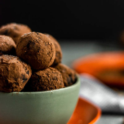 Whole30 Cocoa Dusted Pecan Date Balls